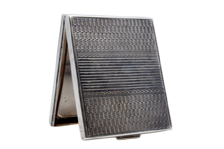 Caixa de toilette em prata com gravados assimétricos em ambos os lados.